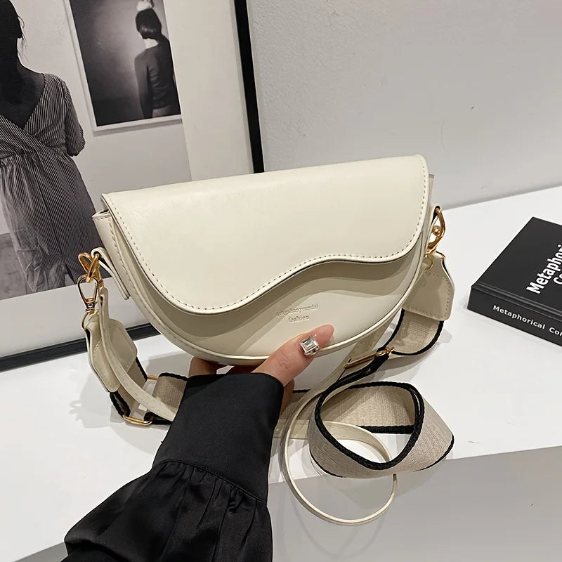 Adjustable strap handbag
