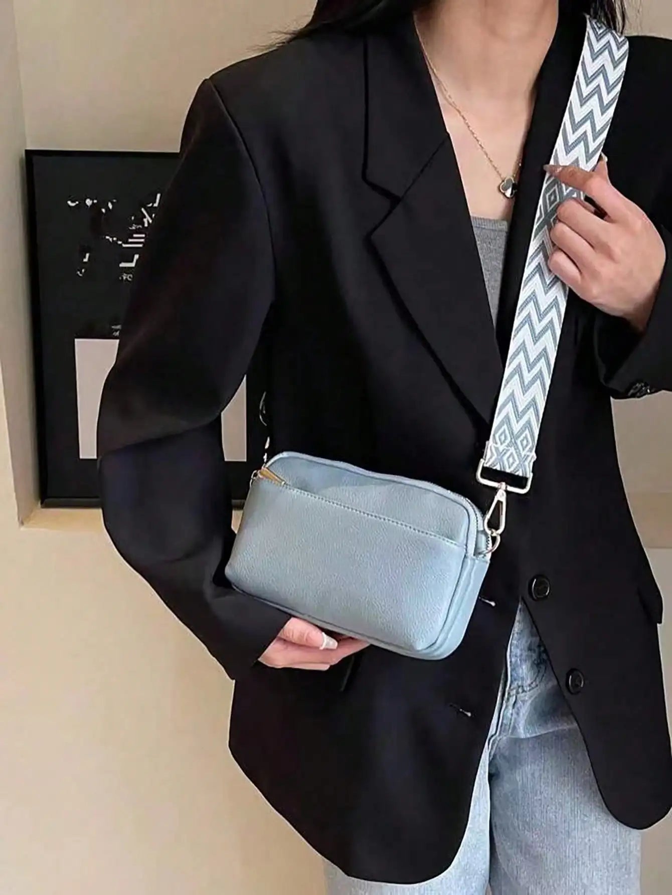Zipper closure shoulder bag