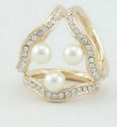 Pearl brooch