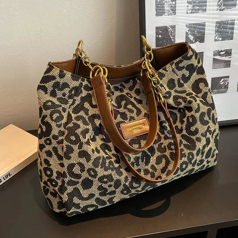 Chain strap tote bag