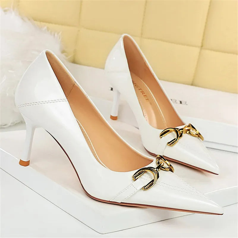 White Leather shoes: Studs Pumps