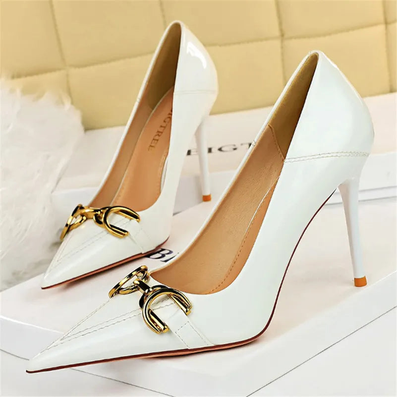 White Leather shoes: Studs Pumps