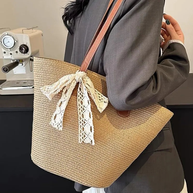 Minimalist straw shoulder tote