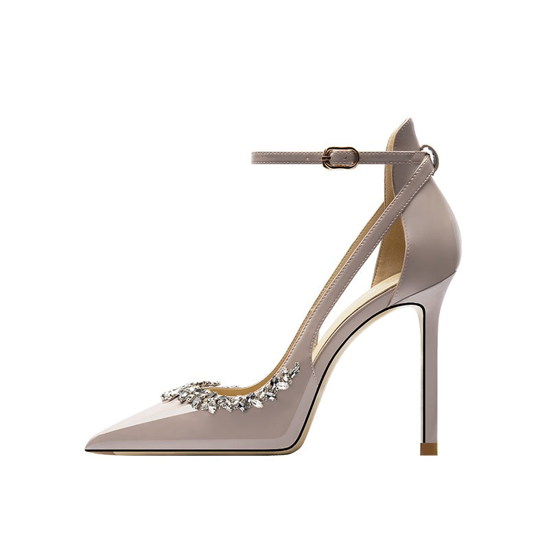 Glossy pointed toe pumps