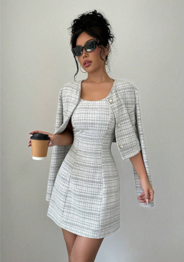 Collarless cropped tweed jacket